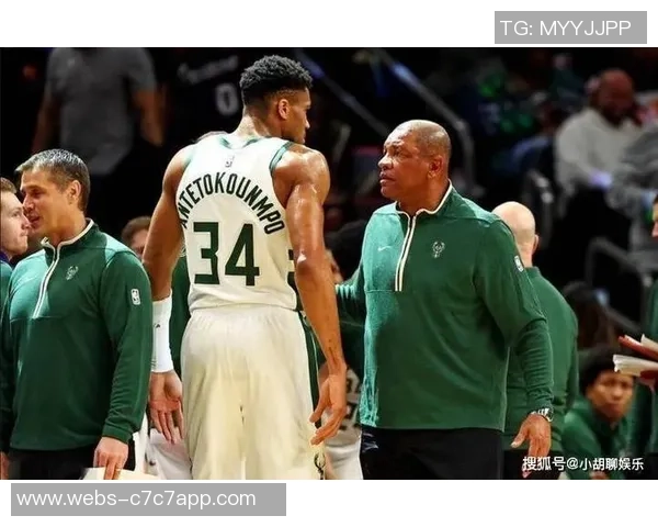 字母哥愤怒撕裂球衣雄鹿惨败后更衣室内冲突不断引发热议